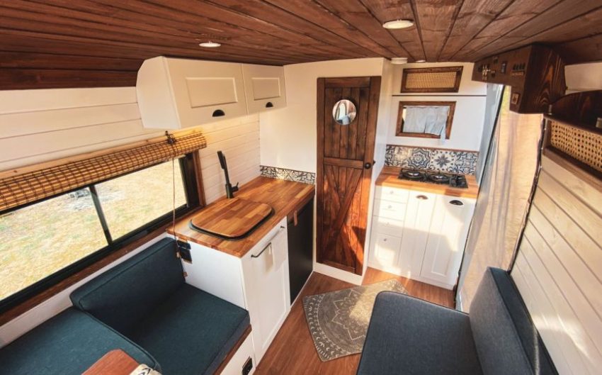 Karavan Kampçılığında Mutfağınızı Nasıl Düzenlersiniz? Pratik Fikirler ve Depolama Çözümleri